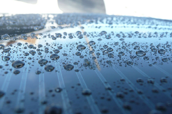Phun nano chống nước giúp bề mặt xe luôn sáng bóng, sạch sẽ