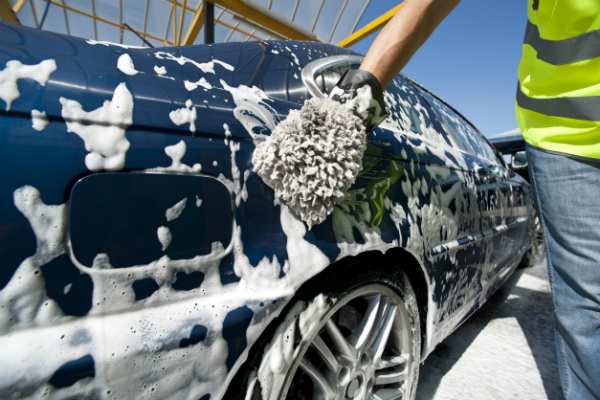 Cách rửa xe ô tô của thợ chuyên nghiệp