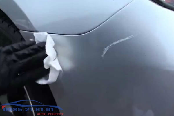 Xác định vết xước nhỏ trên ô tô