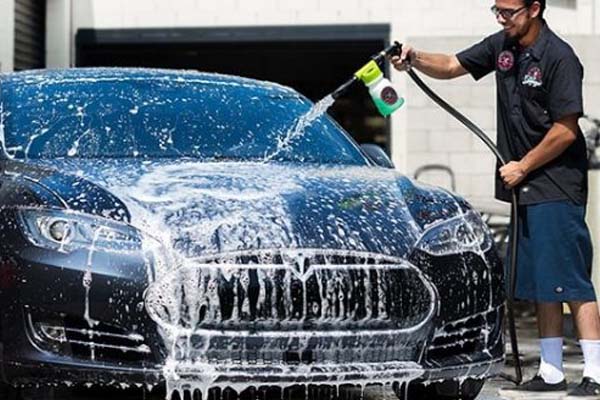 Giá rửa xe ô tô bao nhiêu tại các garage